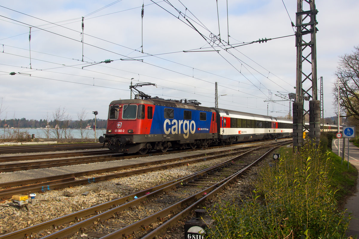 421 392-2 zieht ihren Eurocity über den Lindauer Bahndamm am 25.3.17.