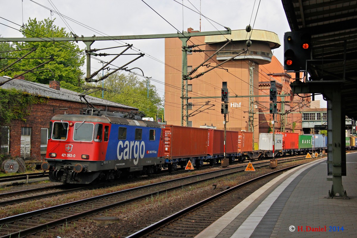 421 393-0 Cargo mit einem Containerzug am 07.05.2014 in Hamburg Harburg.
