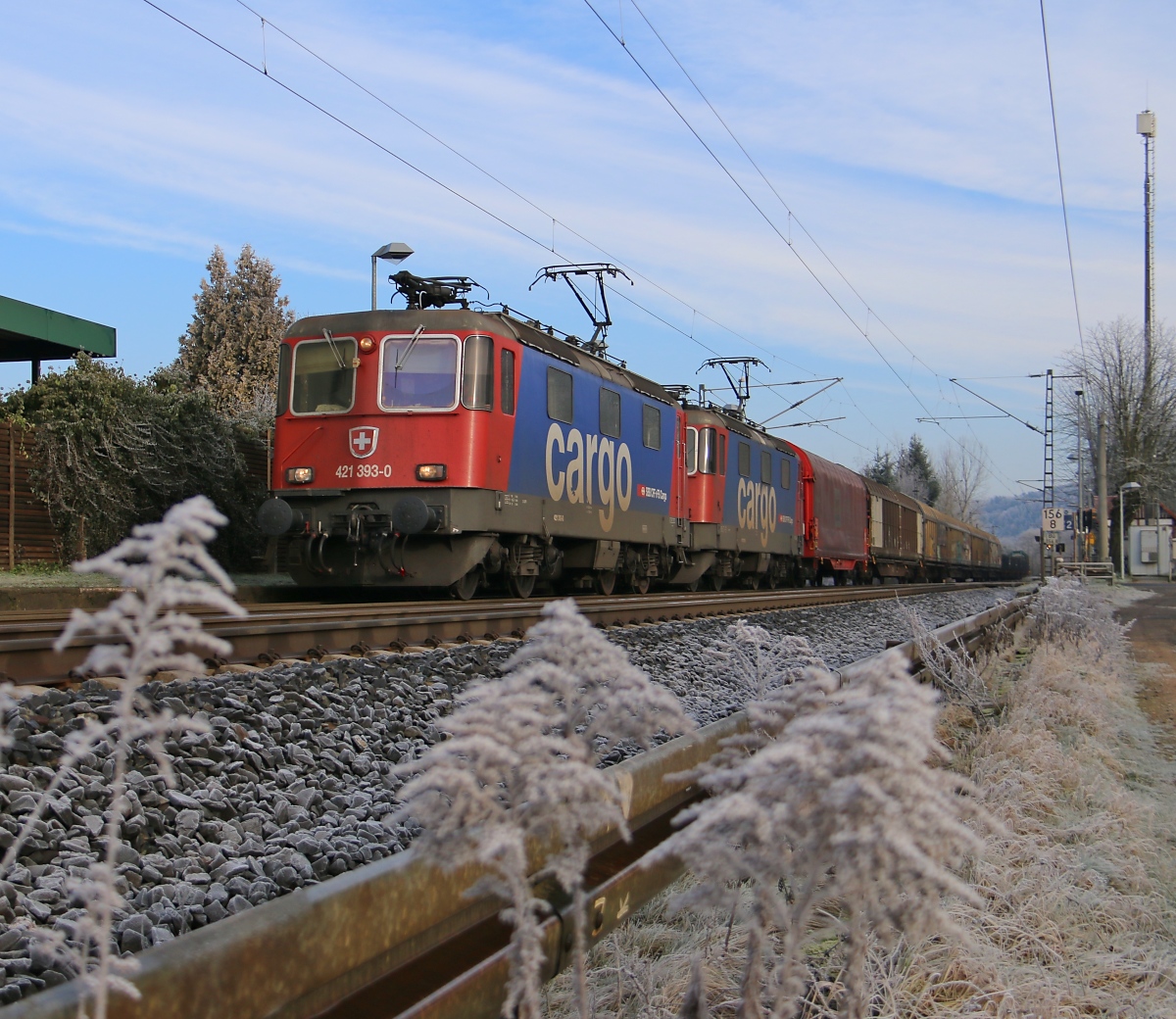 421 393-0 in Doppeltraktion mit 421 374-0 und dem Novelis-Zug in Fahrtrichtung Süden. Aufgenommen am 09.01.2016 in Ludwigsau-Friedlos.