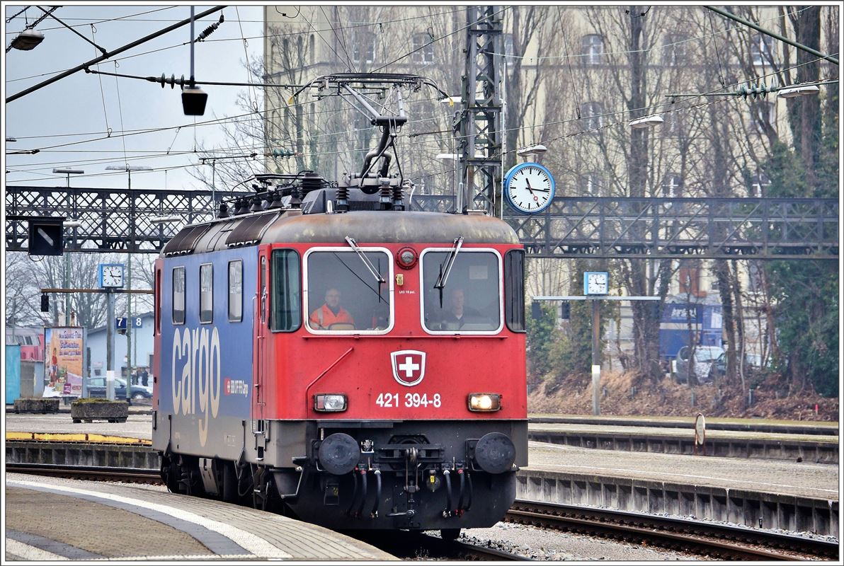 421 394-8 hat den EC 93 von Zürich HB nach Lindau Hbf gebracht und wartet auf einem Nebengeleise die Rückleistung ab. (14.02.2017)