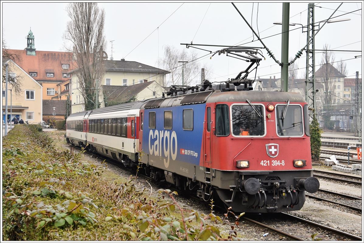 421 394-8 wartet in Lindau Hbf auf eine Rückleistung in die Schweiz. (14.02.2017)