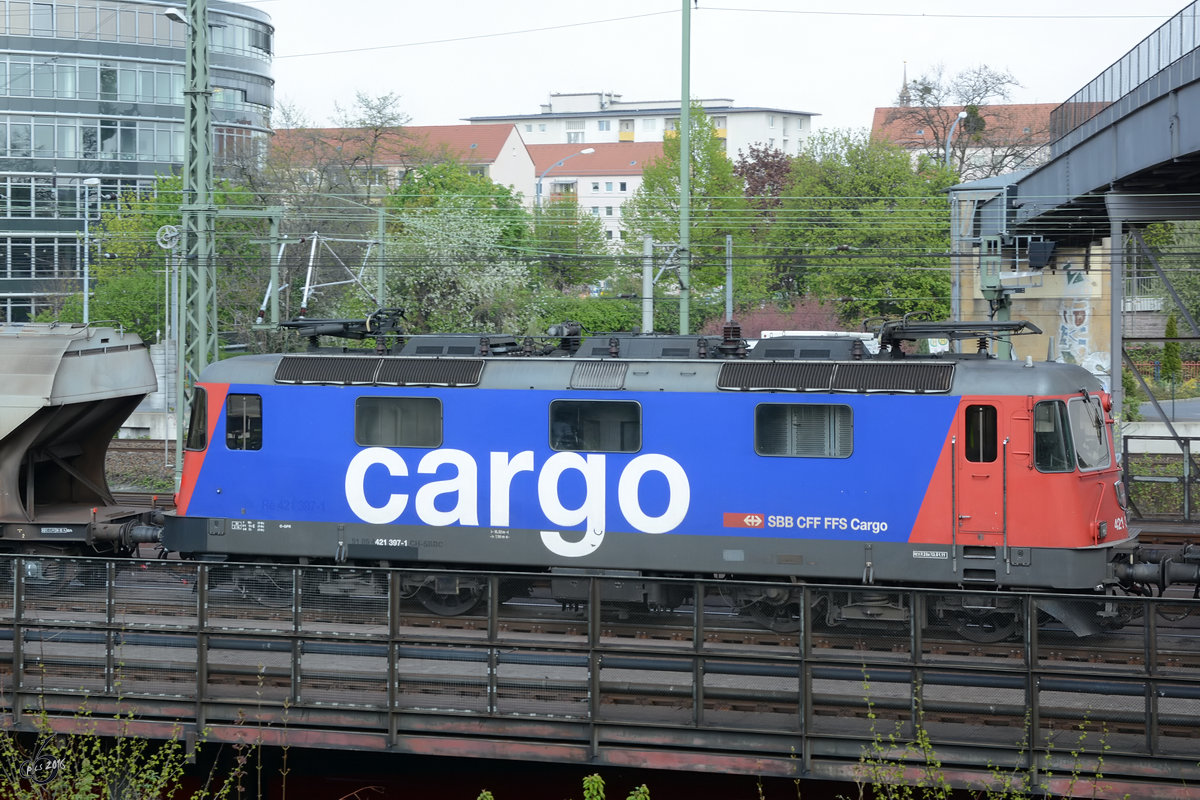 421 397-1 wird im April 2014 mit einem Getreidezug in Richtung Dresden-Hauptbahnhof gezogen.