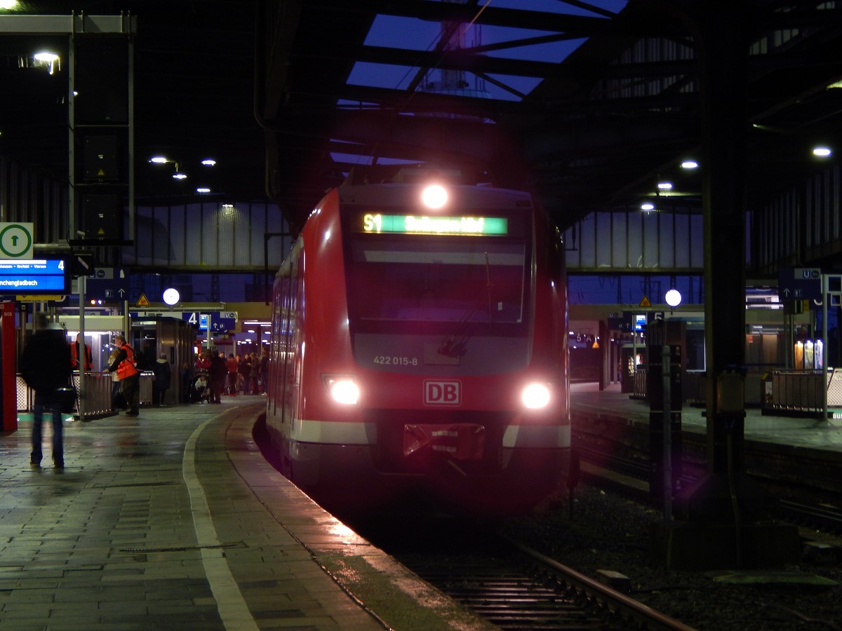 422 015 wartete am gestrigen Morgen als S1 in Duisburg auf Ausfahrt die sich auf Grund einer Weichen und Signalstörung verzögerte.

Duisburg 07.11.2015