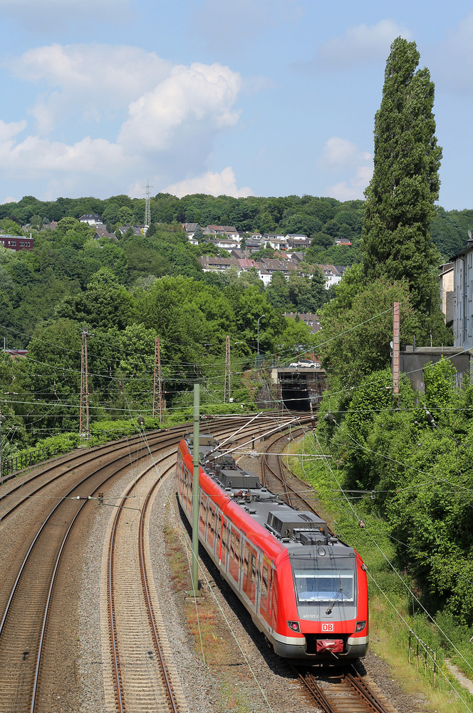 422 027 verlässt als S9 nach Wuppertal Hbf die Station Wuppertal-Zoologischer Garten.
Aufnahmedatum: 31. Mai 2017