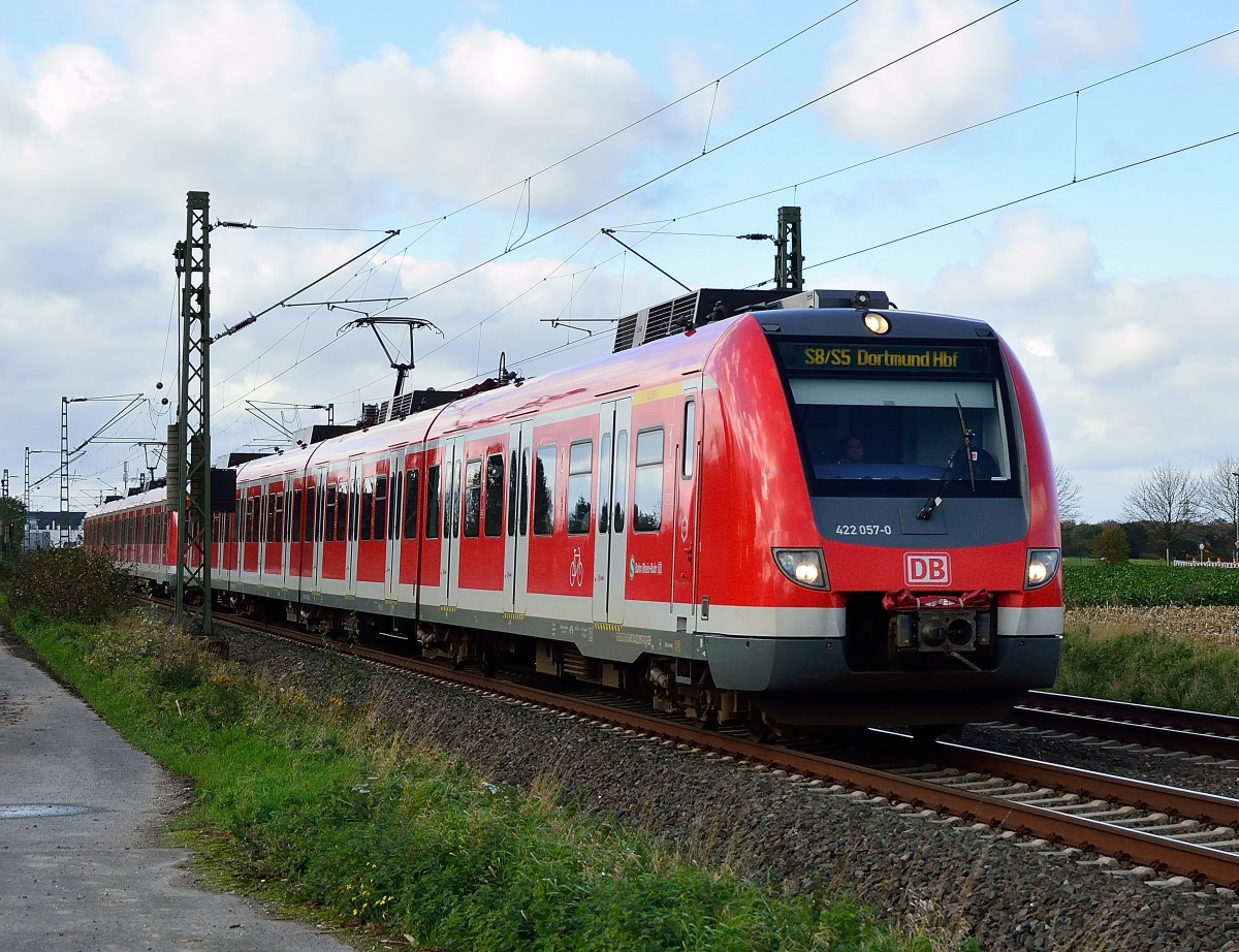 422 057-0 als S8/S5 zwischen Korschenbroich und Kleinenbroich mit noch einem 422 auf dem Weg nach Dortmund. 9.11.2013