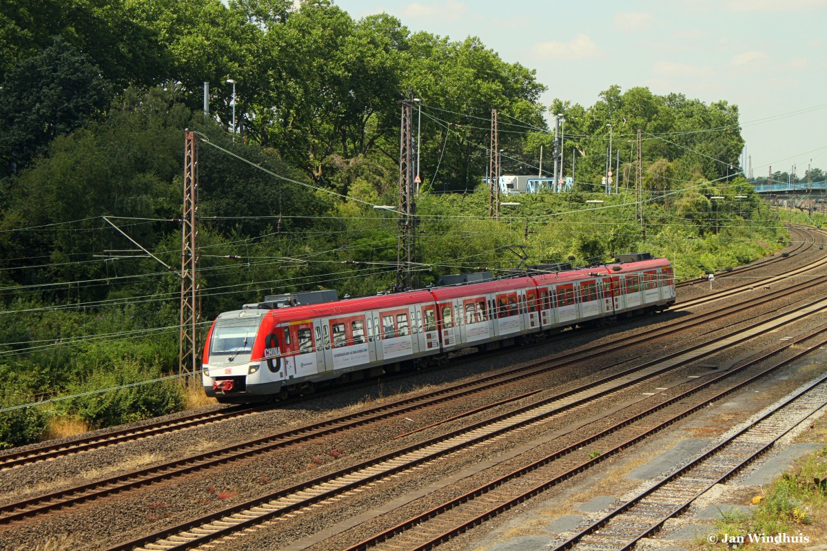 422 084 mit der China 8-Werbung ist im Einsatz als S3 von Oberhausen nach Hattingen (Ruhr) und wird in Kürze Mülheim (Ruhr) West erreichen am 10.07.2015. 