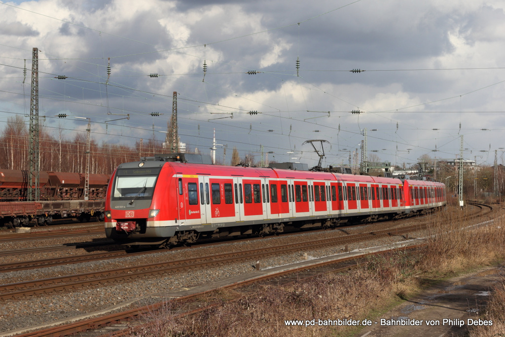 422 531-4 (S-Bahn Rhein Ruhr) und 422 545-4 als S1 in Richtung Solingen Hbf in Bochum Ehrenfeld, 16. Februar 2014