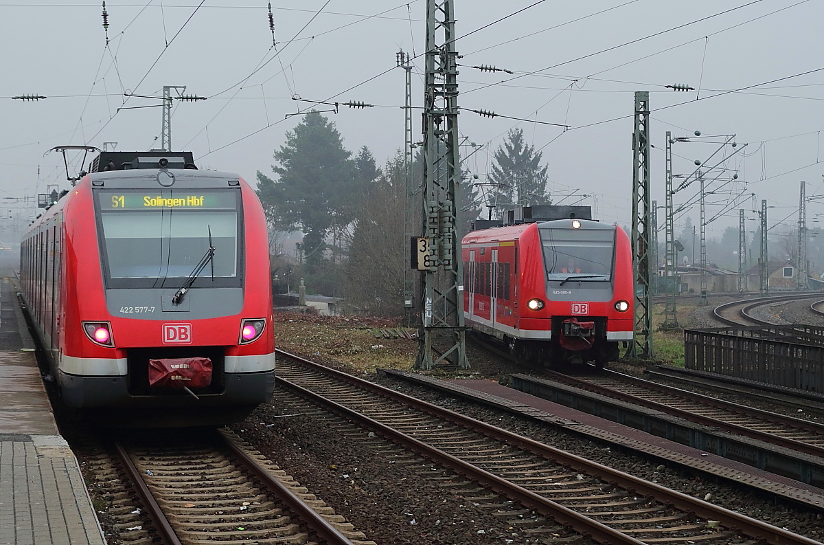 422 577-7 verlässt am 12.01.2018 den S-Bahn-Haltepunkt Düsseldorf-Oberbilk in Richtung Solingen, während der aus dem Abstellbahnhof in Wersten kommende 425 080-9 zum Düsseldorfer Hauptbahnhof fährt