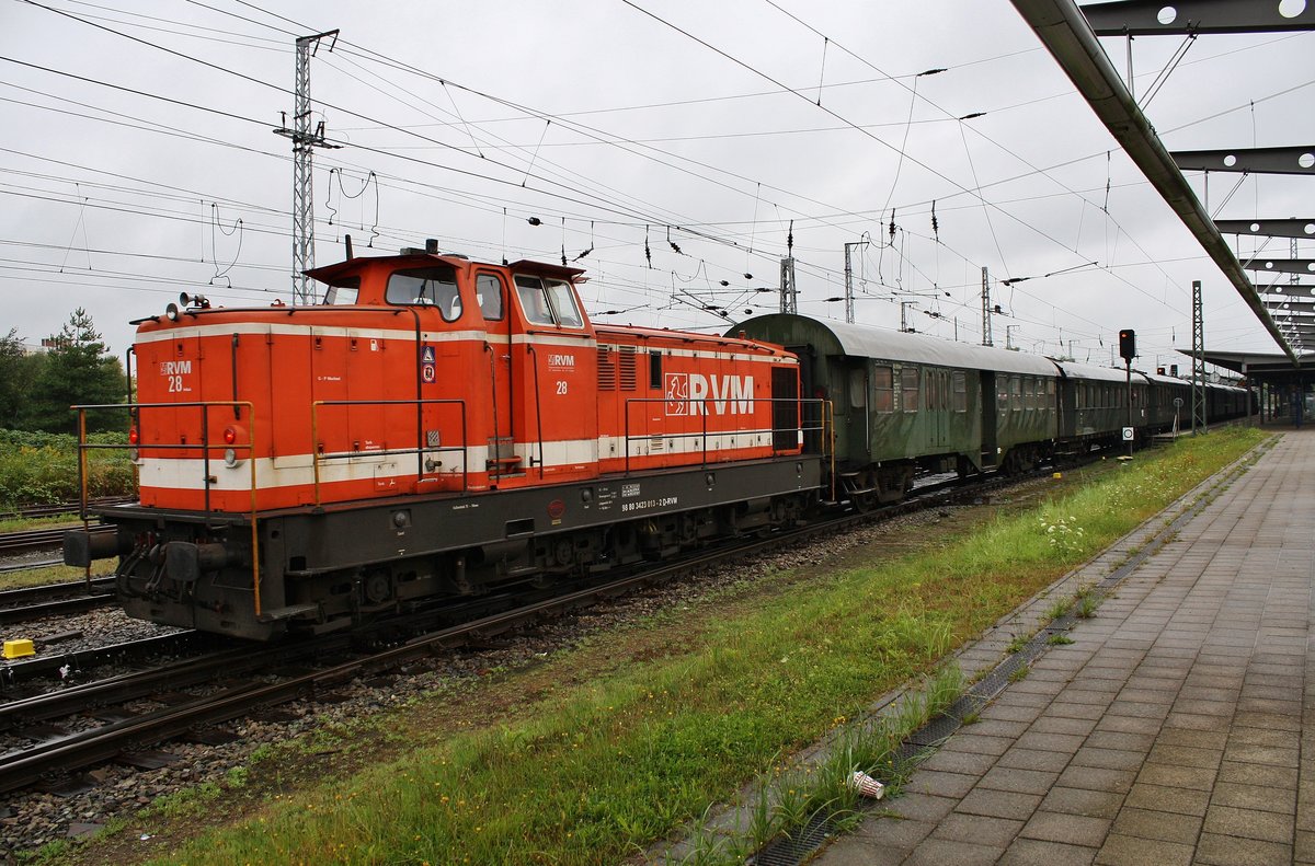 423 013-2 und 78 468 (Zugspitze) fahren am 9.9.2017 mit dem DPF20061 von Hamburg-Harburg nach Warnemünde in den Rostocker Hauptbahnhof ein.