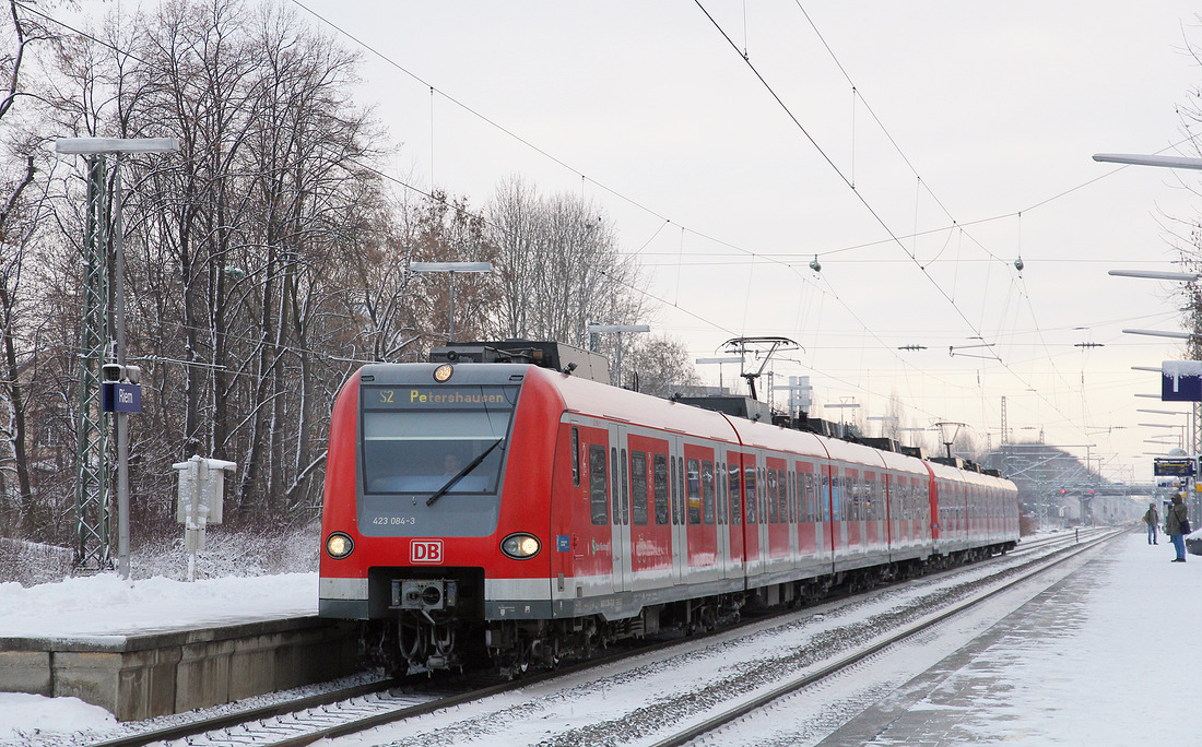 423 084 und einer seiner Artgenossen am 3. Januar 2017 im Bahnhof München-Riem.