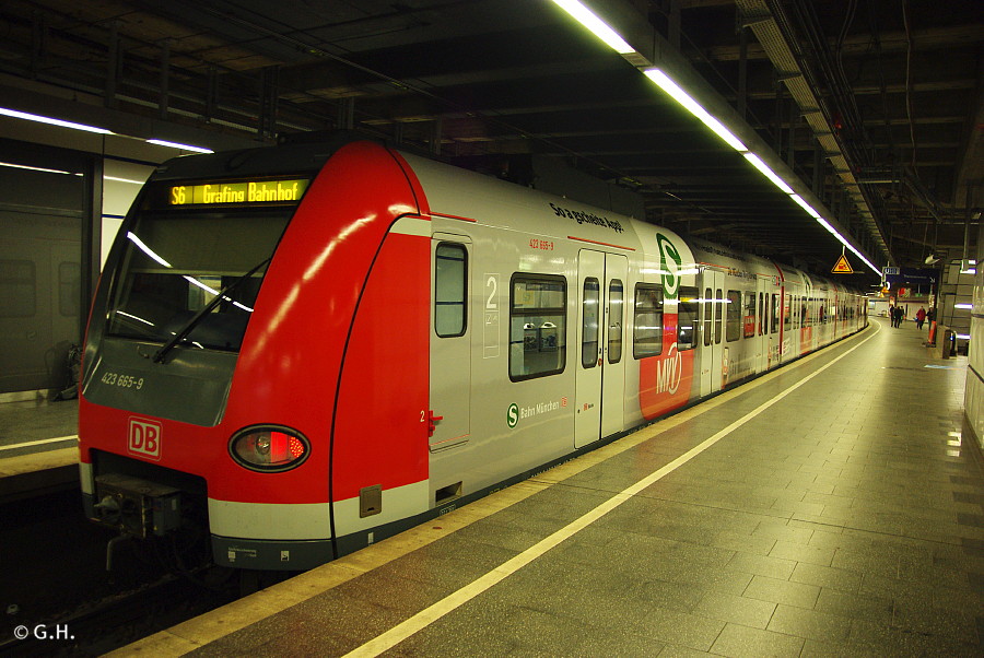 423 165 ist der erste Münchner 423, der eine Vollreklame bekommen hat. Am ersten Einsatztag im neuen Werbekleid, den 22. Dezember 2014, war er um 6:50 Uhr am Karlsplatz (Stachus) anzutreffen.