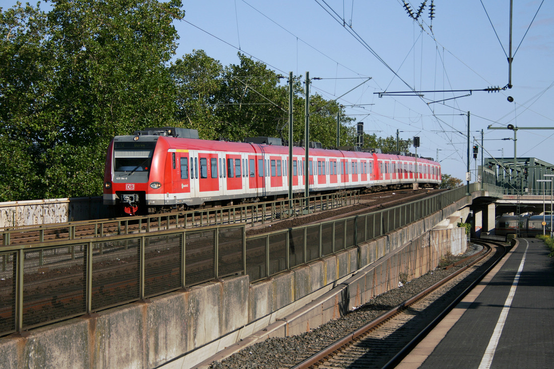 423 194 erreicht mit einem weiteren Artgenossen den S-Bahn-Teil des Bahnhofs Köln Messe / Deutz.
Fotografiert am 9. Oktober 2009.