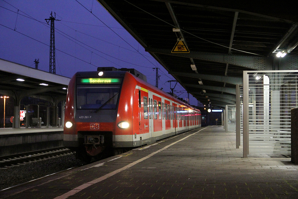 423 261 zu früher Stunde unterwegs als S-Bahn Verstärker nach Köln-Dellbrück.
Aufgenommen am 28.10.2014 im Bahnhof Köln-Mülheim.