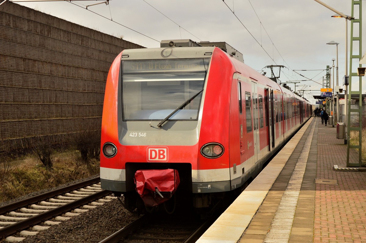 423 546 als  Schlußlicht  eines S11 Zuges nach Düsseldorf Flughafen Terminal am Bahnsteig in Allerheiligen am 23.2.2015