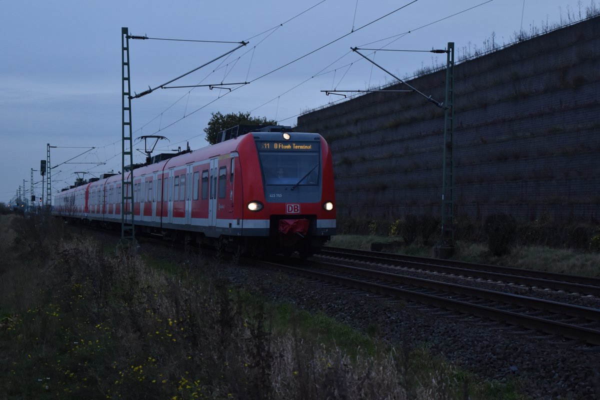 423 753 als S11 nach Düsseldorf Flughafen Terminalbahnhof unterwegs.
4.11.2016