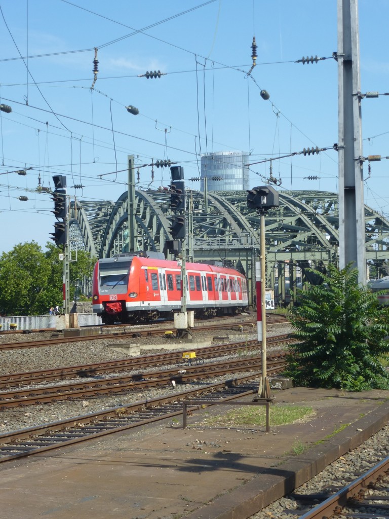 423 798 fährt hier am 02.08.2015 in Köln Hbf ein.