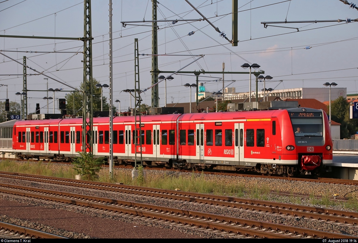 425 001-5 der S-Bahn Mittelelbe (DB Regio Südost) als S 39059 (S1) von Zielitz nach Schönebeck-Bad Salzelmen erreicht Magdeburg Hbf auf Gleis 8.
[7.8.2018 | 19:16 Uhr]