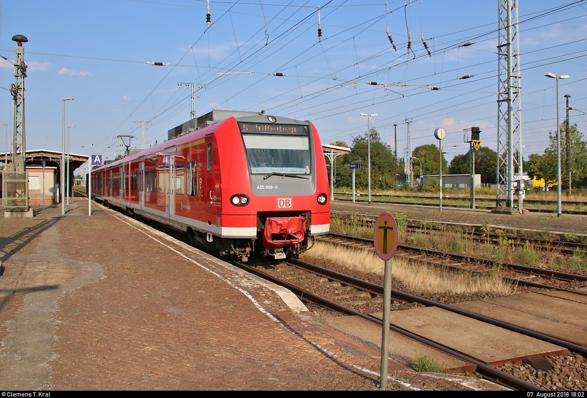 425 008-0 der S-Bahn Mittelelbe (DB Regio Südost) als S 39052 (S1) von Schönebeck-Bad Salzelmen nach Wittenberge verlässt den Bahnhof Stendal auf Gleis 3.
[7.8.2018 | 18:02 Uhr]