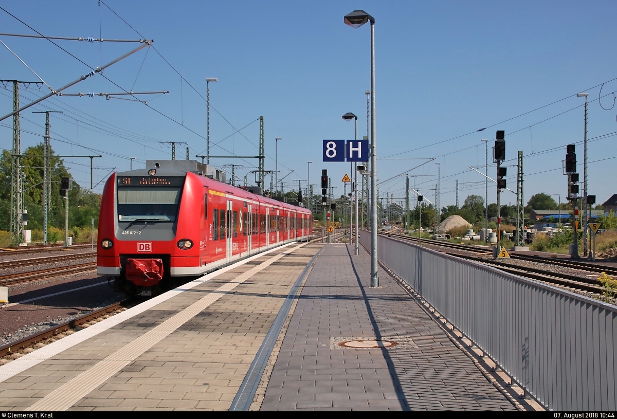 425 012-2 der S-Bahn Mittelelbe (DB Regio Südost) als S 39025 (S1) von Wittenberge nach Schönebeck-Bad Salzelmen erreicht Magdeburg Hbf auf Gleis 8.
[7.8.2018 | 10:44 Uhr]