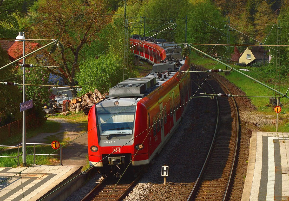 425 016-3 führt eine S1 nach Osterburken, hier ist der Zug in Neckargerach bei der Einfahrt zu sehen. 5.5.2016