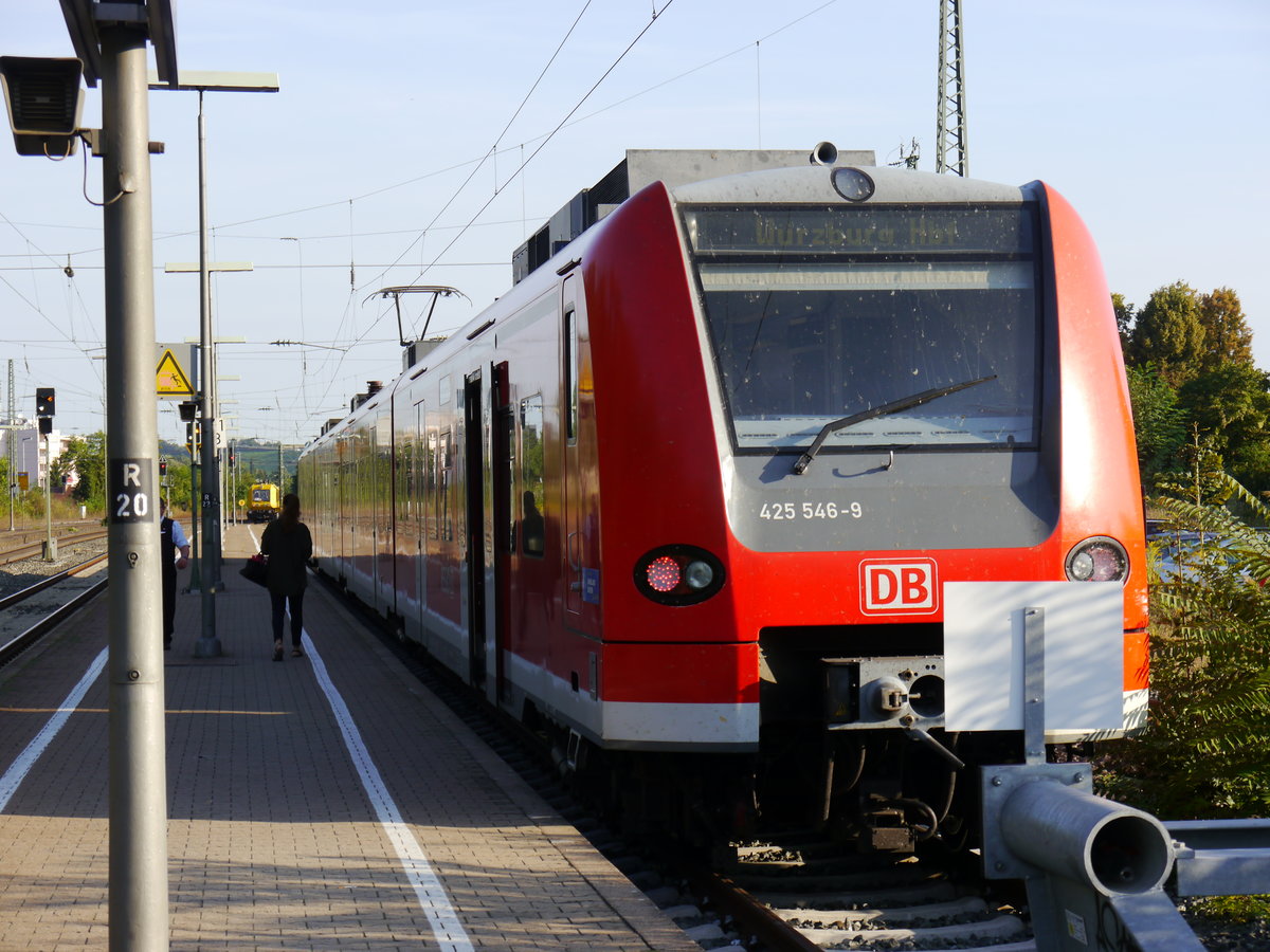 425 046 fuhr am 26.08.2016 als RB 58089 aus Würzburg Hbf in Kitzingen auf Gleis 9 ein.