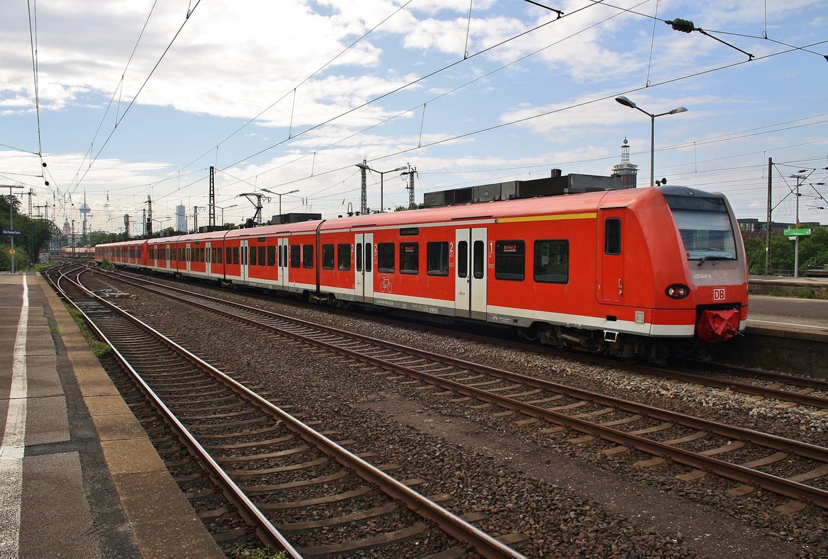 425 048-6 und 425 103-9 erreichen am 2.7.2017 als RE8 (RE10825)  Rhein-Erft-Express  von Mönchengladbach Hauptbahnhof nach Koblenz Hauptbahnhof den Bahnhof Köln Messe/Deutz.