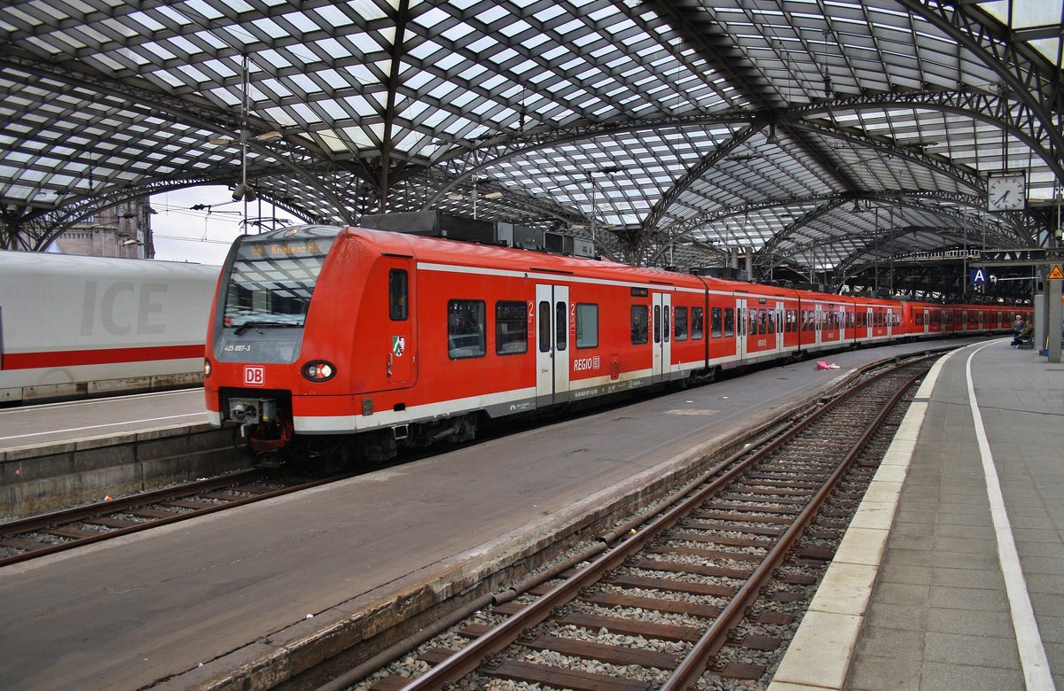 425 097-3 und 425 599-8 verlassen am 1.7.2017 als RE8 (RE10829)  Rhein-Erft-Express  von Mönchengladbach Hauptbahnhof nach Koblenz Hauptbahnhof den Kölner Hauptbahnhof.