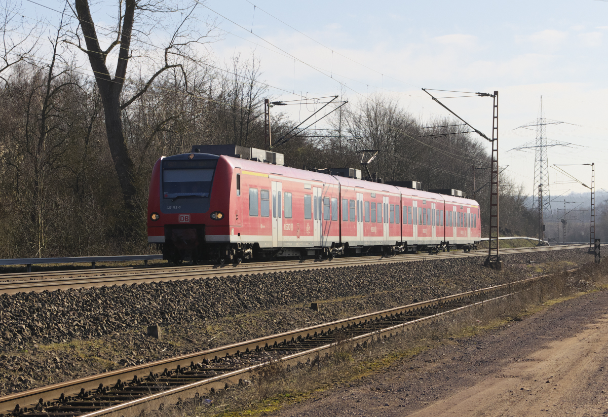 425 112 ist als RB Homburg-Saar - Trier unterwegs und erreicht gleich den bahnhof Ensdorf Saar. 16.02.2019