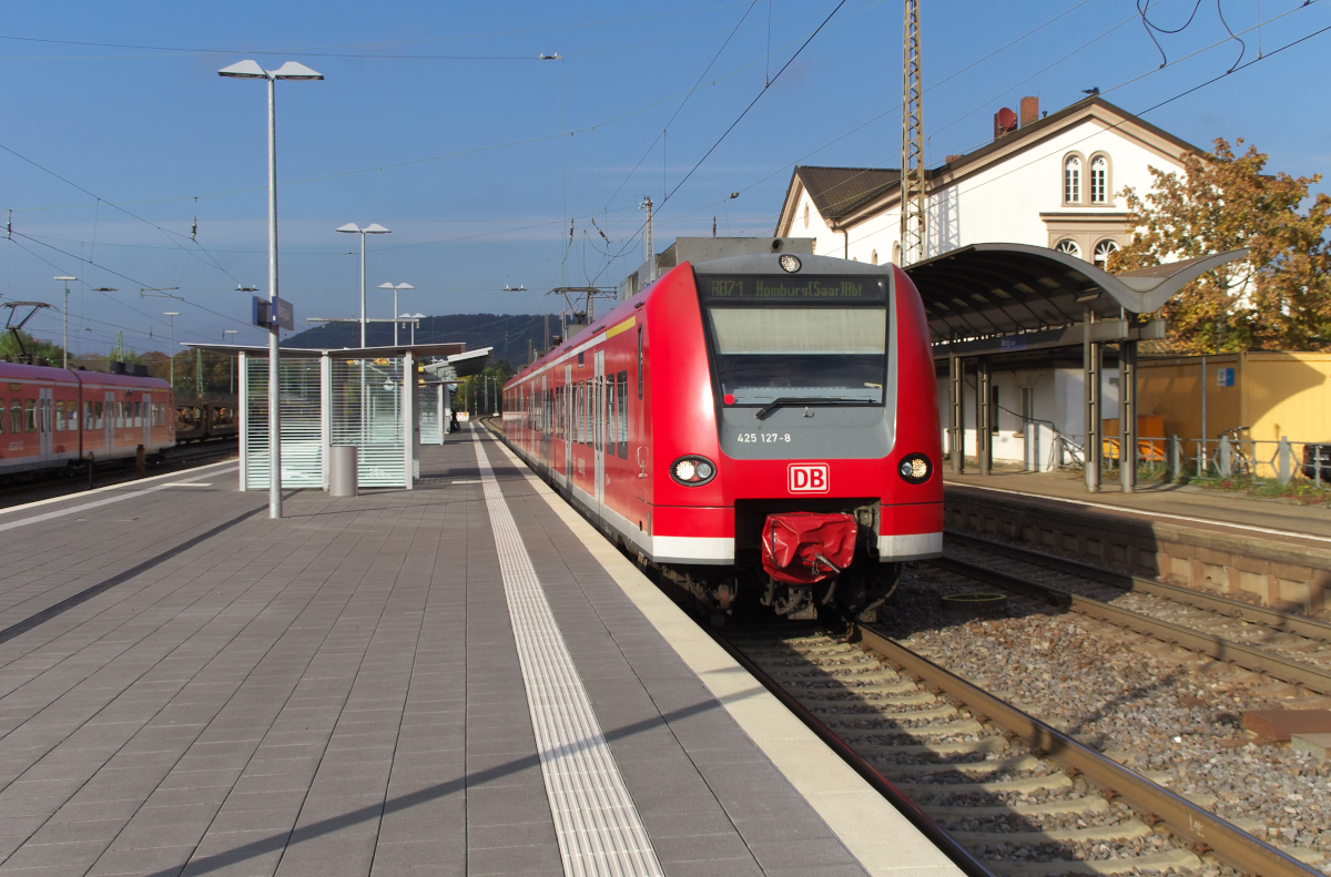 425 127 bei der Ausfahrt in Merzig Saar. Links sind 3 426er und ein 425er abgestellt, weil die RB 70 zwischen Saarbrücken und Merzig nur MO-FR verkehrt. 425 127 ist als RB 71 Trier - Homburg Saar unterwegs. Bahnstrecke 3230 Saarbrücken - Karthaus am 23.10.2016