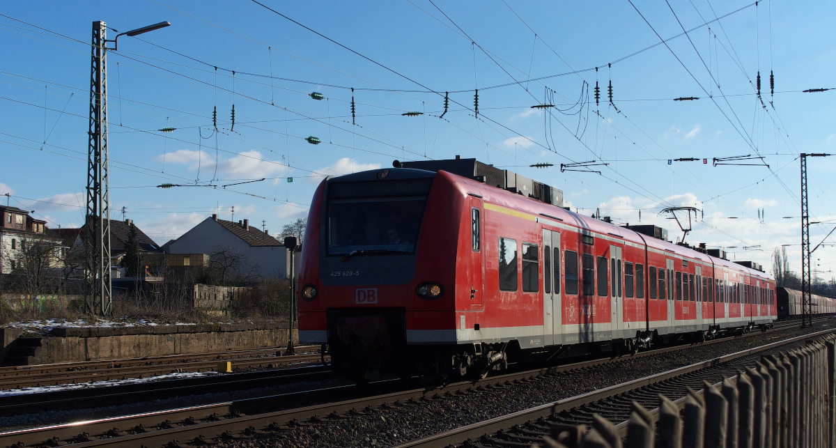 425 128 hat gerade als RB Homburg Saar - Trier den Bahnhof Ensdorf verlassen. Der nächste Planhalt wird in Saarlouis Hbf. sein. 04.02.2015 Bahnstrecke 3230 Saarbrücken - Karthaus