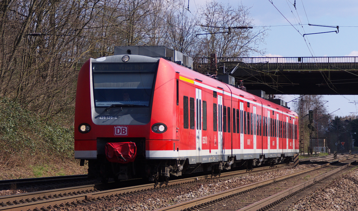 425 129-4 ist am sonnigen Ostersonntag auf der Relation Homburg / Saar - Trier unterwegs. Der Triebwagen befindet sich hier zwischen Saarlouis und Dillingen und hat gerade die Autobahn 8 unterquert. Bahnstrecke 3230 Saarbrücken - Karthaus am 05.04.2015