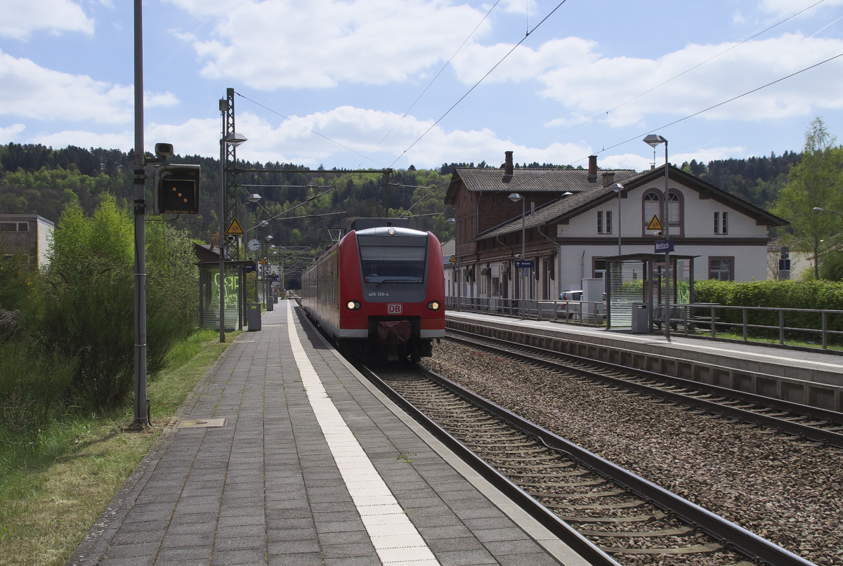 425 129 Ist als RB Merzig - Trier unterwegs da zwischen Dillingen und Merzig SEV bei den RB angesagt war. Bahnstrecke 3230 Saarbrücken - Karthaus in Mettlach Saar am 23.04.2017