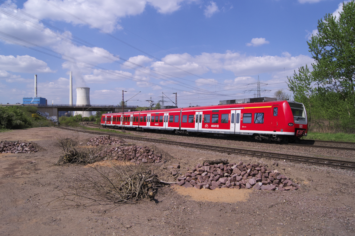 425 133 ist als RB Merzig - Kaiserslautern unterwegs und hat gerade das Kraftwerk Ensdorf passiert. Das Kraftwerk soll Ende 2017 vom Netz gehen. Bahnstrecke 3230 Saarbrücken - Karthaus zwischen Bous und Ensdorf. 09.05.2017