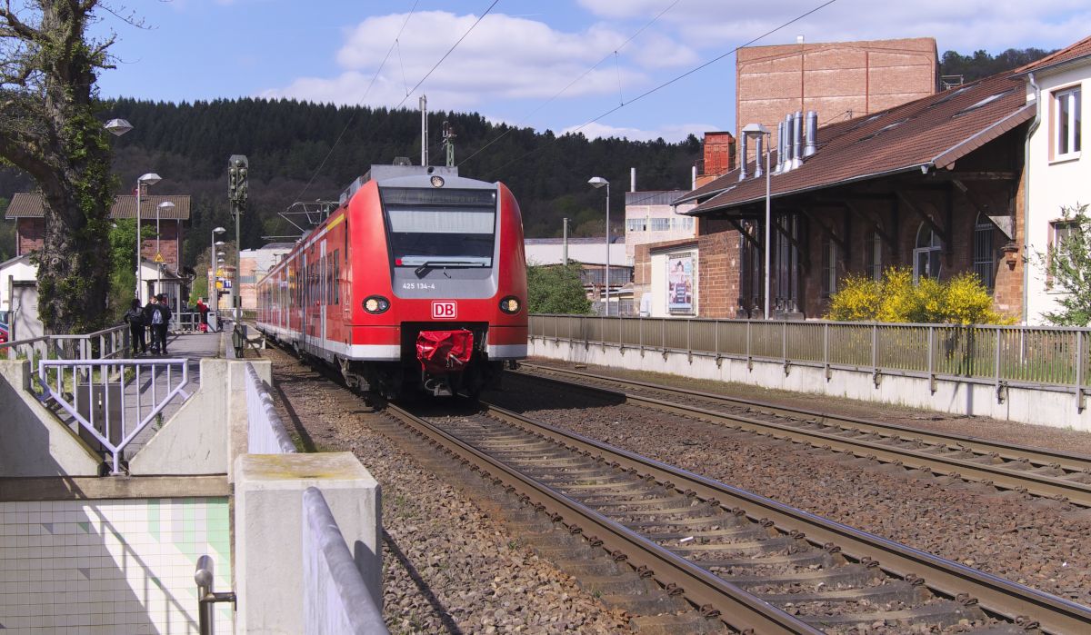 425 134 als RB Trier - Merzig Saar bei der Ausfahrt in Mettlach. Bahnstrecke 3230 Saarbrücken - Karthaus am 23.04.2017