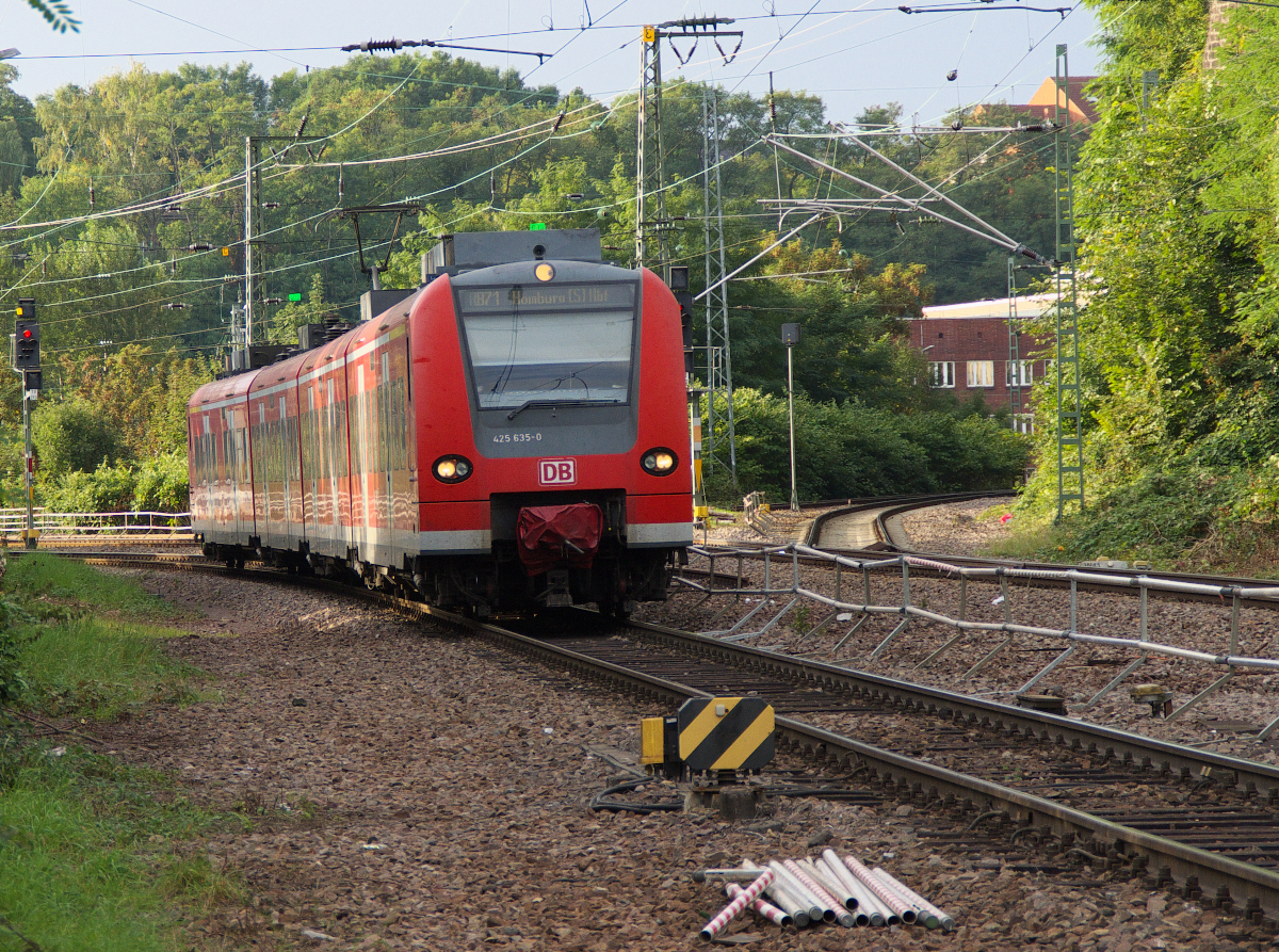 425 135 ist als RB Trier - Homburg Saar unterwegs. Der Triebwagen hat gerade den Hbf. Saarbrücken verlassen. Im Hintergrund erkennt man verdeckt das Bahnbetriebswerk Saarbrücken. 29.09.2013 Bahnstrecke 3250 Saarbrücken - Homburg Saar