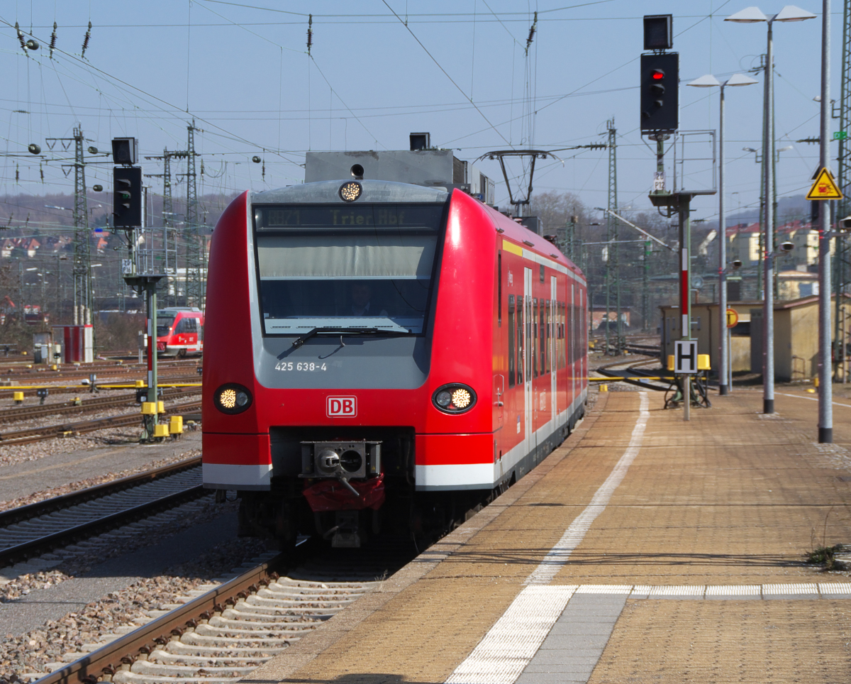 425 138 hat als RB Homburg - Trier Einfahrt in den Hauptbahnhof Saarbrücken. 18.03.2016