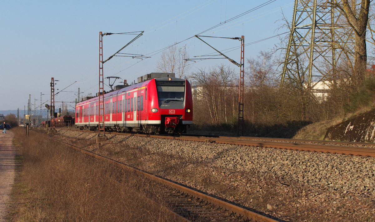 425 139 ist als RB Trier - Homburg zwischen Ensdorf und Bous unterwegs. 17.03.2016 Bahnstrecke 3230 Saarbrücken - Karthaus