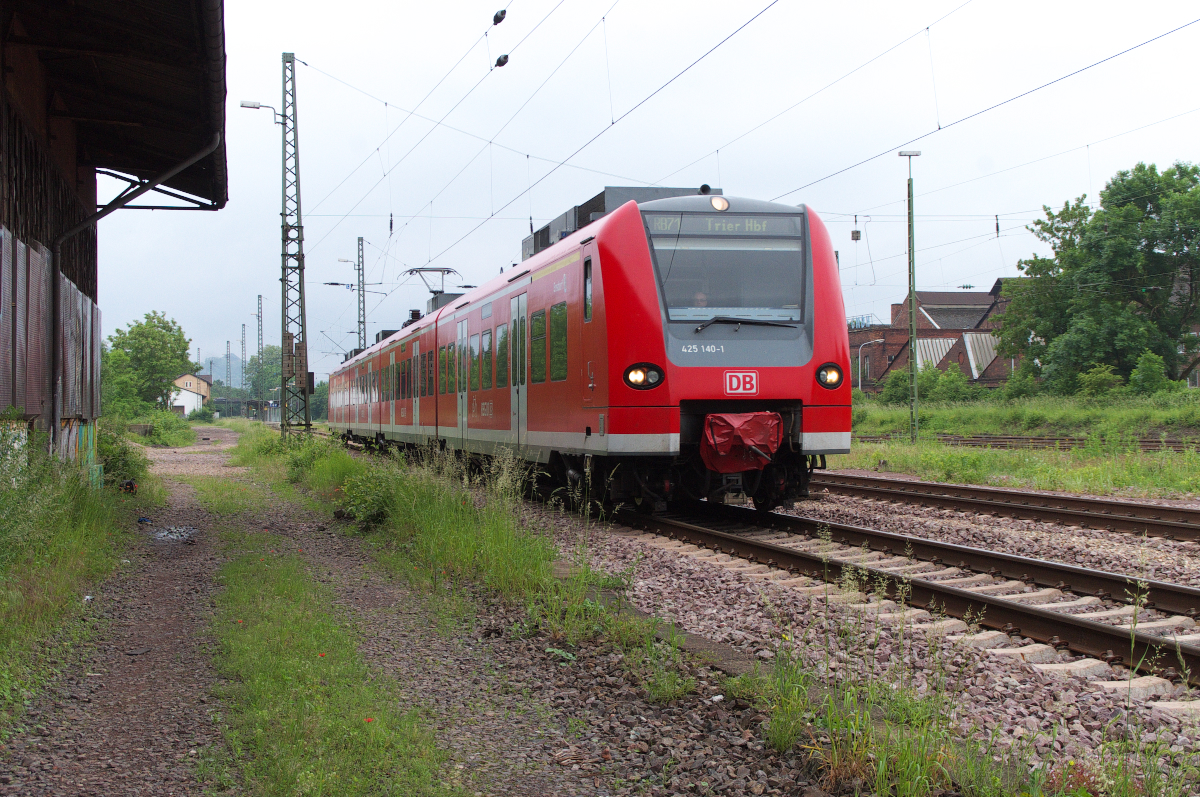 425 140-1 ist als RB von Homburg Saar nach Trier unterwegs. Der Triebwagen hat gerade den Bahnhof Bous Saar verlassen. Bahnstrecke 3230 Saarbrücken - Karthaus am 04.06.2016