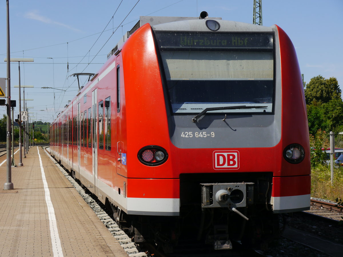 425 145 steht am 18.07.2016 in Kitzingen und wartet auf die Ausfahrt als RB 58094 nach Würzburg Hbf.