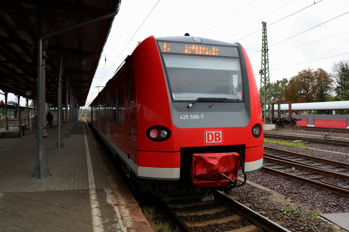 425 509-7 der S-Bahn Mittelelbe (DB Regio Südost) als S 39037 (S1) nach Schönebeck Bad-Salzelmen steht in ihrem Startbahnhof Stendal auf Gleis 5 bereit. [7.10.2017 | 12:48 Uhr]