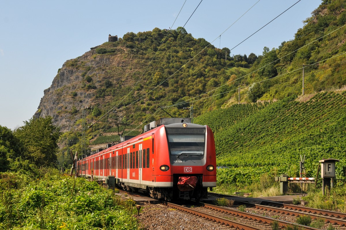 425 528-7 auf dem Weg nach Koblenz, hier am 18/08/2011 kurz vor Leutesdorf an der Anrufschranke.