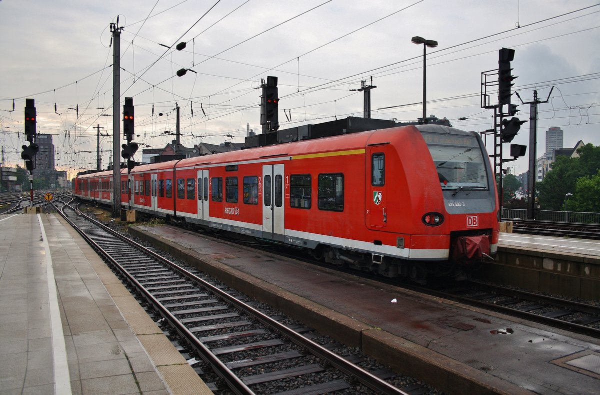 425 592-3 und 425 608-7 fahren am 1.7.2017 als RE8 (RE10824)  Rhein-Erft-Express  von Koblenz Hauptbahnhof nach Mönchengladbach Hauptbahnhof aus dem Kölner Hauptbahnhof aus. 