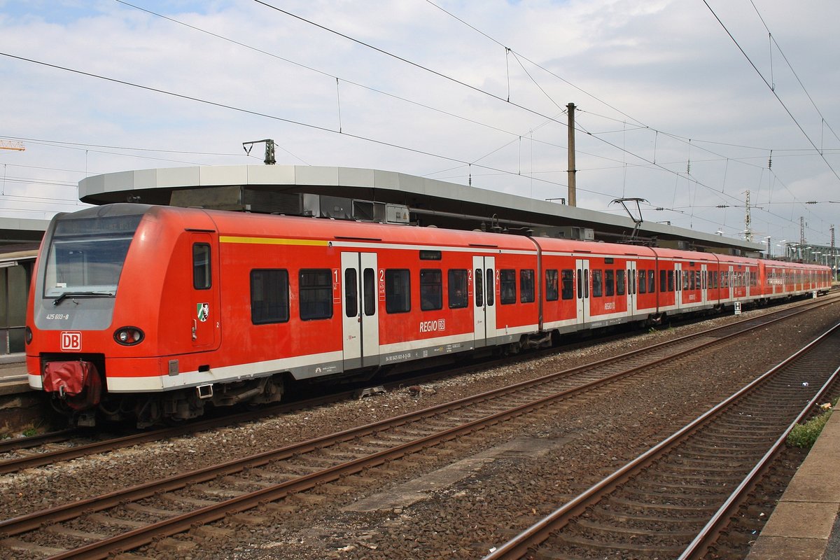 425 603-8 und 425 548-5 fahren am 2.7.2017 als RE8 (RE10825)  Rhein-Erft-Express  von Mönchengladbach Hauptbahnhof nach Koblenz Hauptbahnhof in Köln Messe/Deutz ein. 