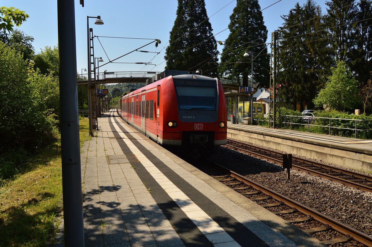 425 620-2 bei der Durchfahrt in Neckargerach als RB 10 nach Mannheim Hbf.
7.5.2016 