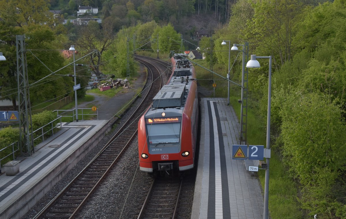 425 717-7 nach Mosbach Baden bei der Einfahrt in Neckargerach.
Wegen Bauarbeiten zwischen Diedesheim und Binau am Gleis 1 fahren die Züge zwischen Zwingenberg und Neckarelz nur auf Gleis 2. 
29.4.2017