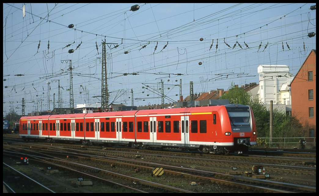 425012 fährt hier am 23.4.2001 um 18.10 Uhr in Münster in Westfalen in Richtung Ruhrgebiet ab.