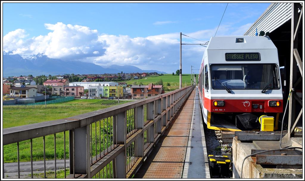 425.959-4 im Endbahnhof Poprad-Tatry mit Aussicht Richtung Hohe Tatra. (04.06.2014)