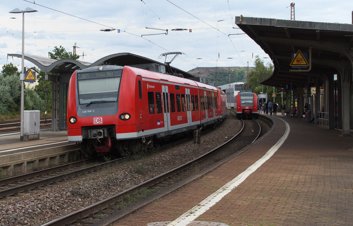 426 006 und ein 425er sind als RB Homburg - Trier in den Hauptbahnhof von Saarlouis eingefahren. Im Hintergrund verlässt gerade der Gegenzug (426 021) nach Homburg den Hbf. in Saarlouis. Bahnstrecke 3230 Saarbrücken - Karthaus 27.07.2015