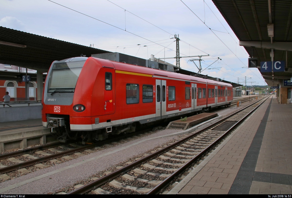 426 012-1 von DB Regio Baden-Württemberg als RB 19746 nach Schaffhausen (CH) steht in ihrem Startbahnhof Singen(Hohentwiel) auf Gleis 3.
[14.7.2018 | 16:53 Uhr]
