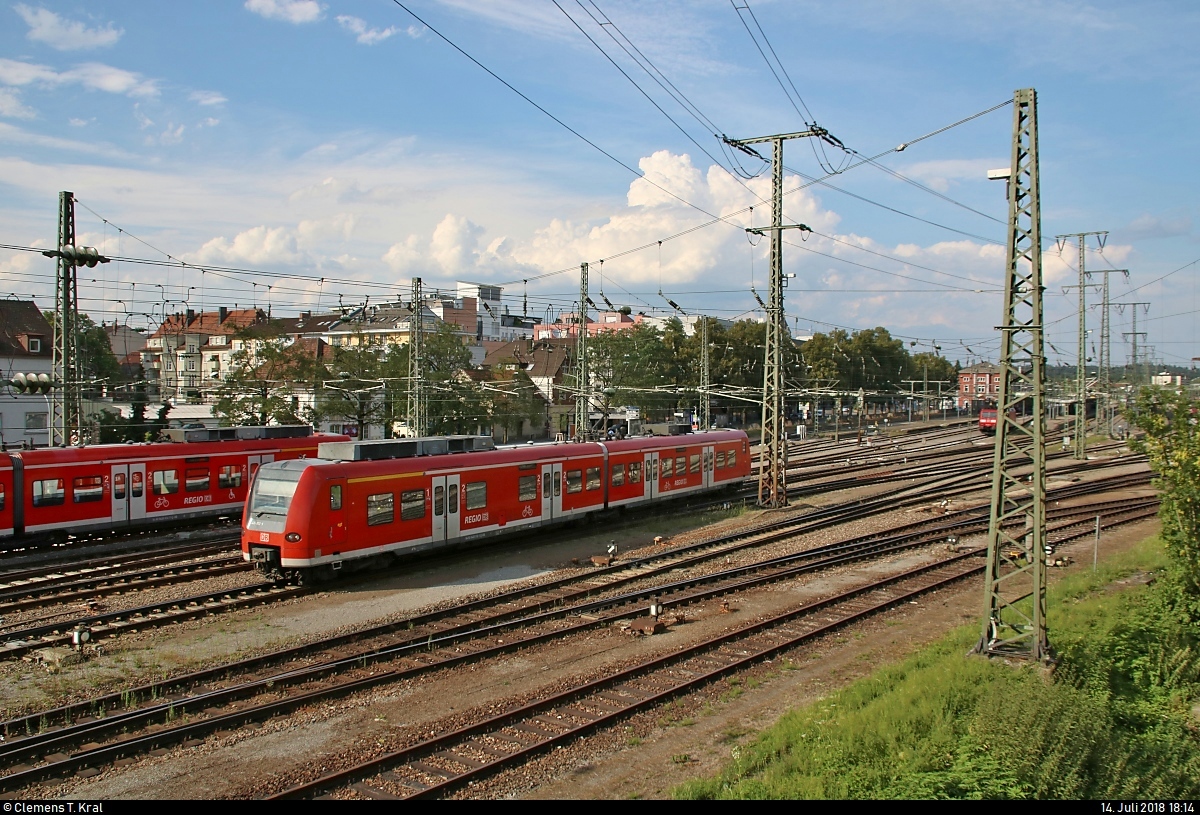 426 012-1 von DB Regio Baden-Württemberg als verspätete RB 19750 nach Schaffhausen (CH) verlässt ihren Startbahnhof Singen(Hohentwiel) auf Gleis 3.
Aufgenommen vom Parkhaus in der Julius-Bührer-Straße.
[14.7.2018 | 18:14 Uhr]